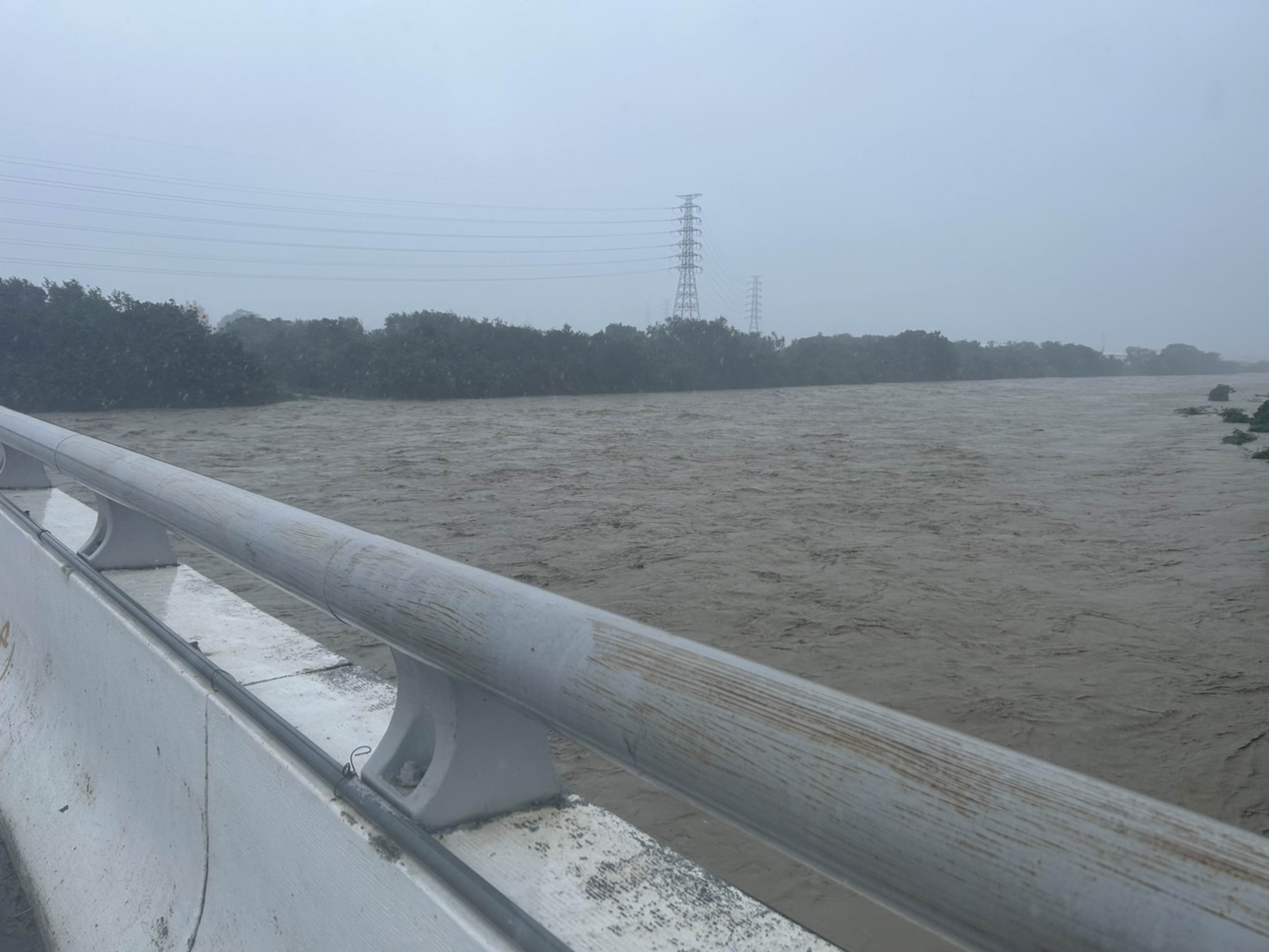 ▲烏溪及貓羅溪上游暴雨,在驚人雨量下,溪水暴漲,芬園鄉貓羅溪利民橋水位暴漲至接近橋面。(林世明提供)