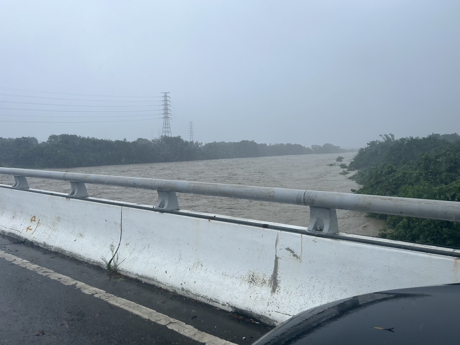 ▲烏溪及貓羅溪上游暴雨，在驚人雨量下，溪水暴漲，芬園鄉貓羅溪利民橋水位暴漲至接近橋面。（林世明提供）