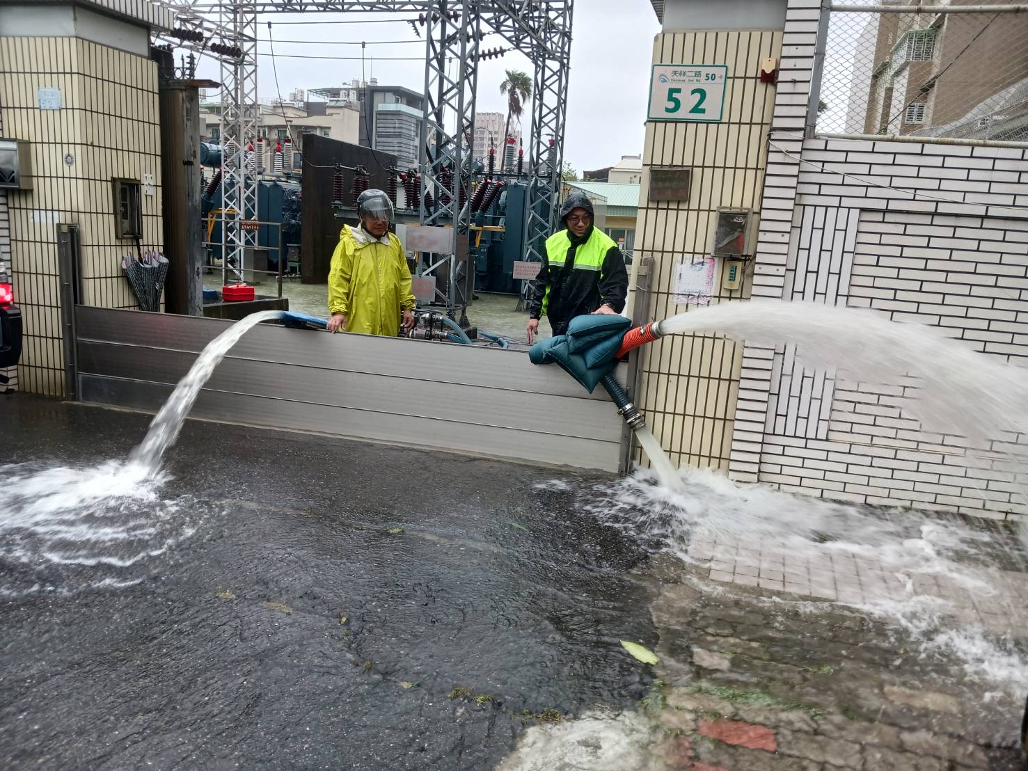 ▲凱米颱風狂風暴雨,造成市區多處積水,電力搶修被迫放緩 (記者李堂安翻攝)