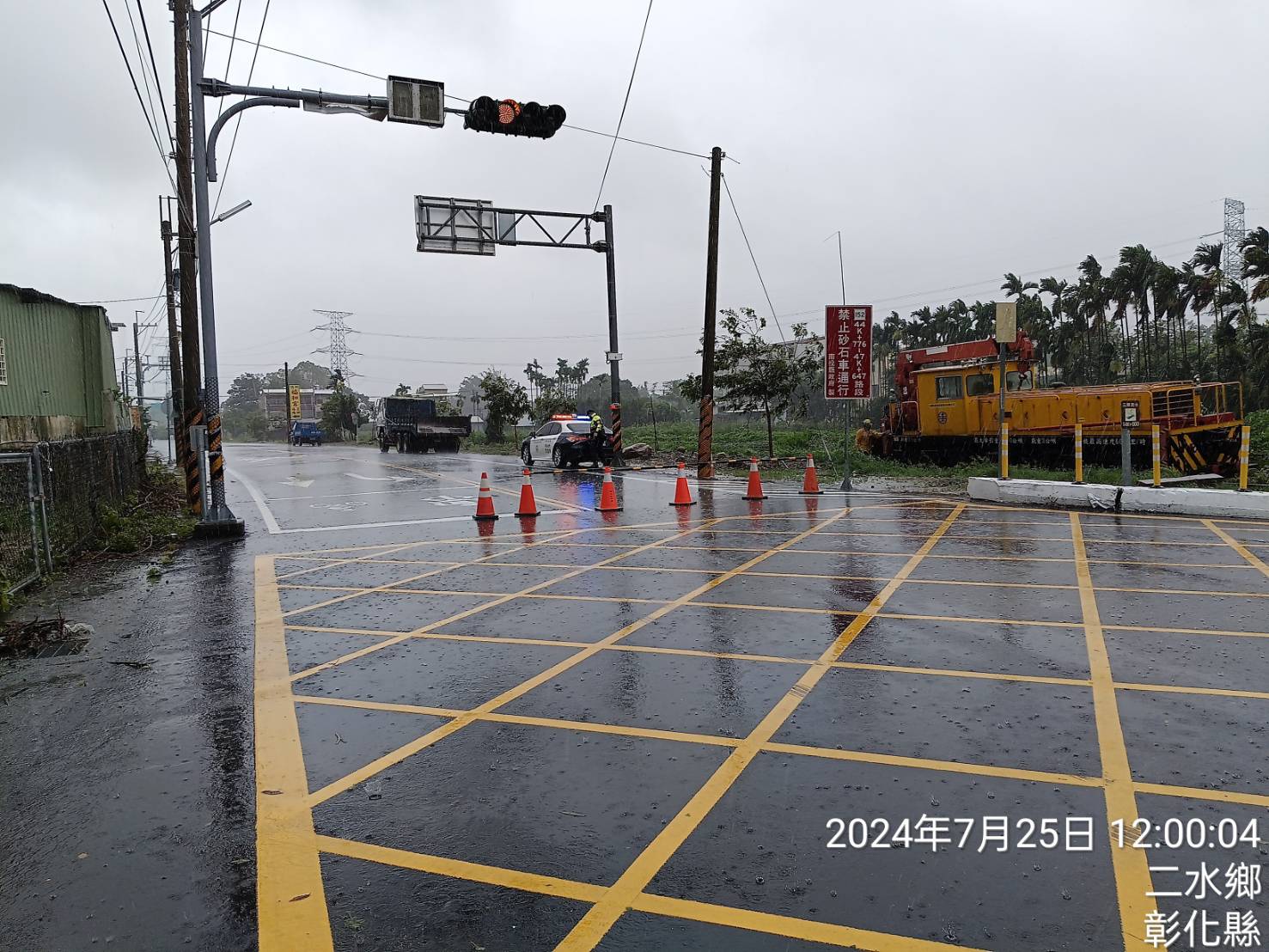▲凱米颱風雨彈狂襲下，種在152線縣道員集路旁花旗木花道也傳出樹倒災情，彰152線縣道，沿線因山區土石大量流出，鄉公所採取道路管制封閉。（民眾提供）