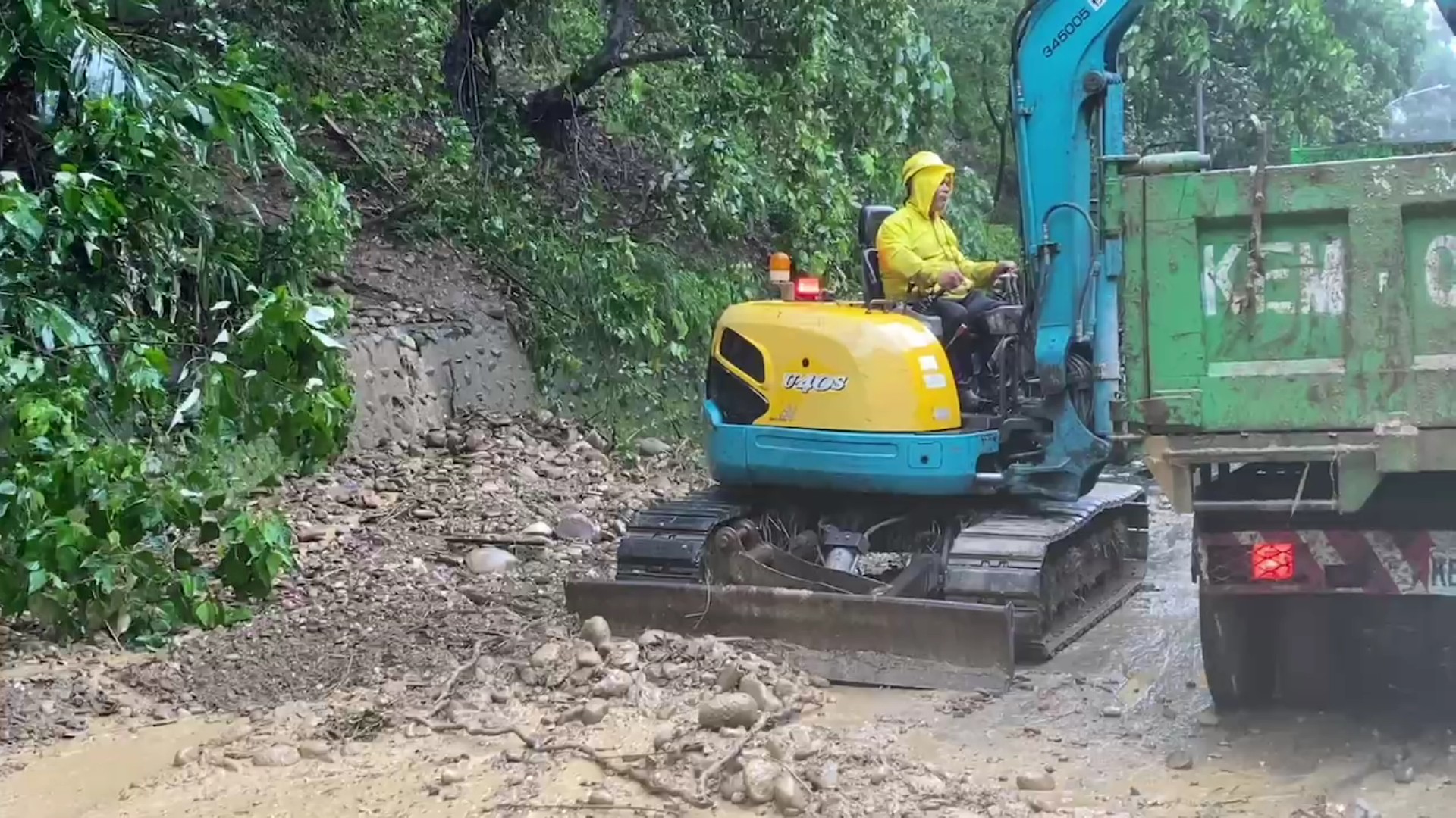 ▲凱米颱風雨彈狂襲下，彰化縣八卦山沿線零星災情頻傳，中南路150線山坡土石滑落。（民眾提供）