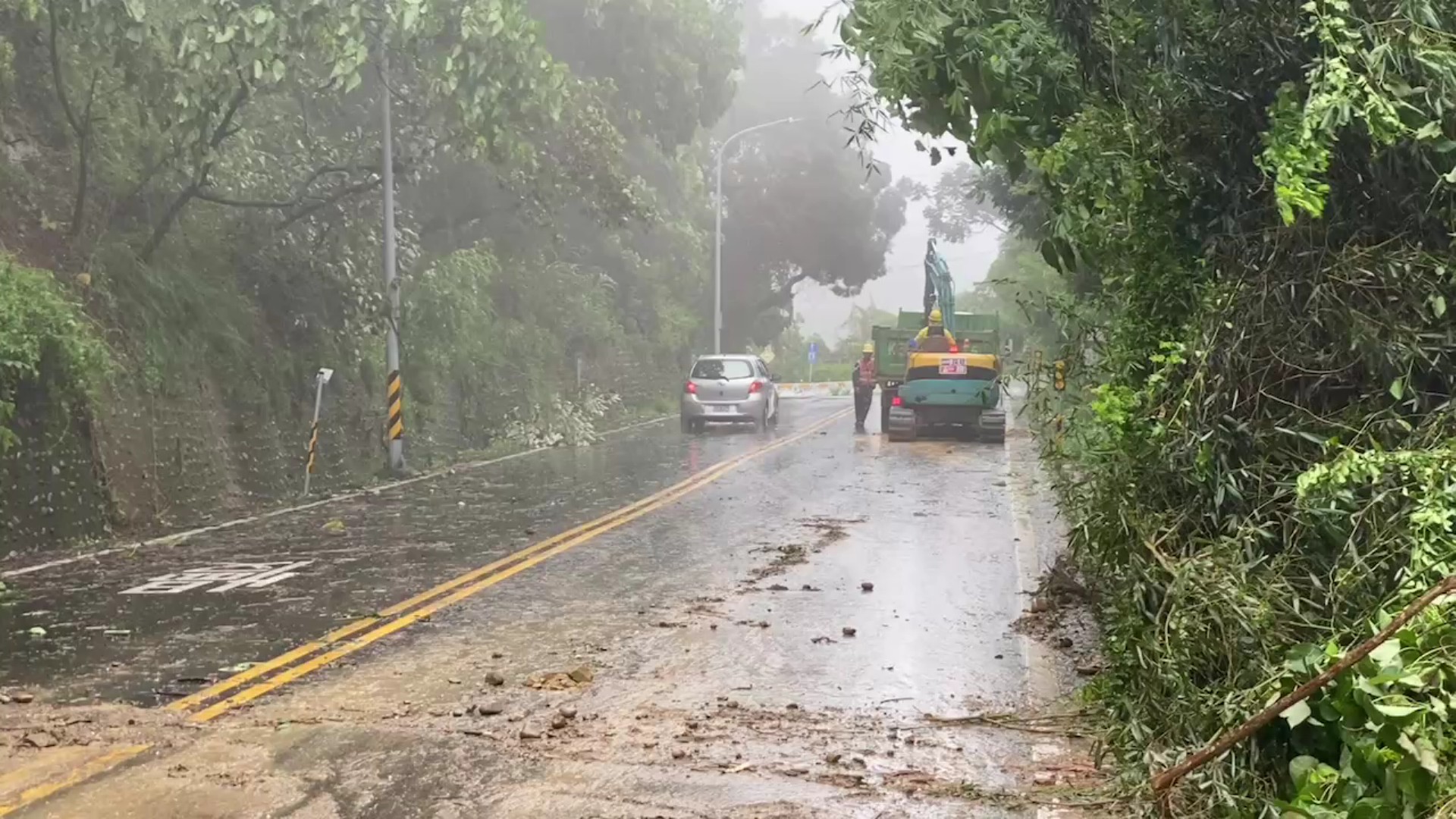 ▲凱米颱風雨彈狂襲下，彰化縣八卦山沿線零星災情頻傳，中南路150線山坡土石滑落。（民眾提供）