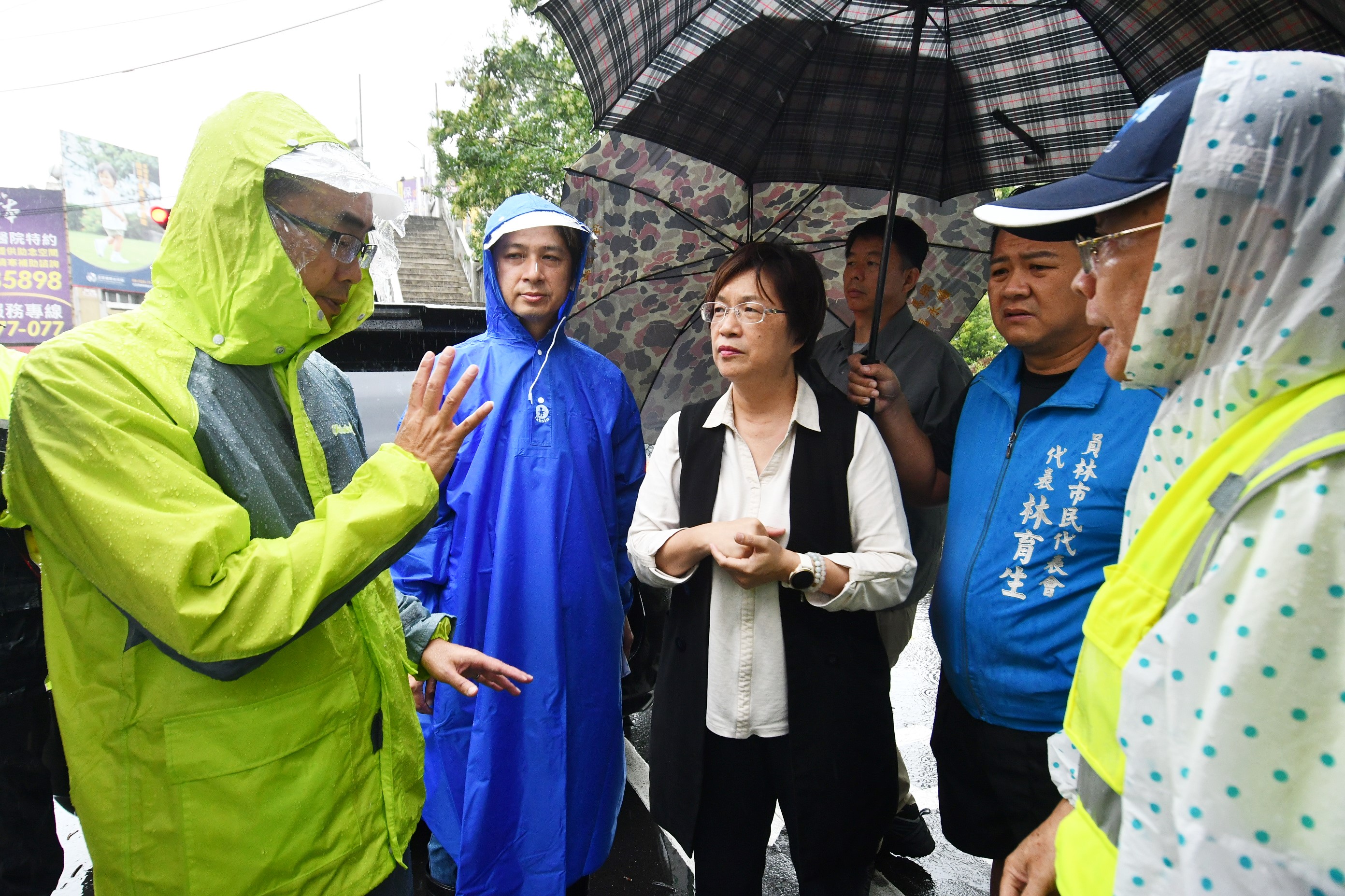 ▲凱米颱風來襲，彰化縣長王惠美視察確認龍燈公園滯洪池發揮功能，明顯改善了員林基督教醫院周邊易淹水的情況。（記者張溎壕攝）