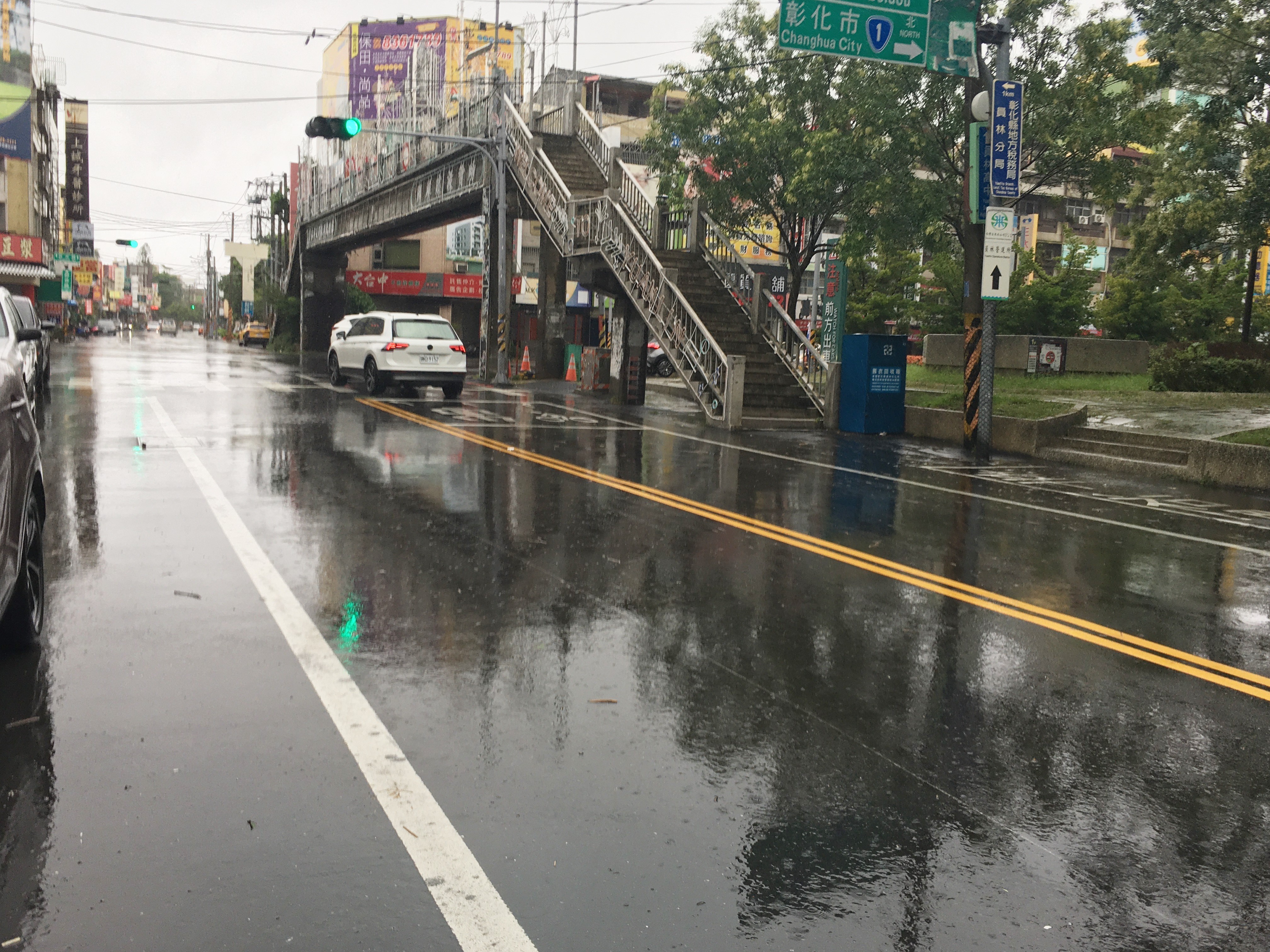 ▲凱米颱風來襲，彰化縣長王惠美視察確認龍燈公園滯洪池發揮功能，明顯改善了員林基督教醫院周邊易淹水的情況。（記者張溎壕攝）