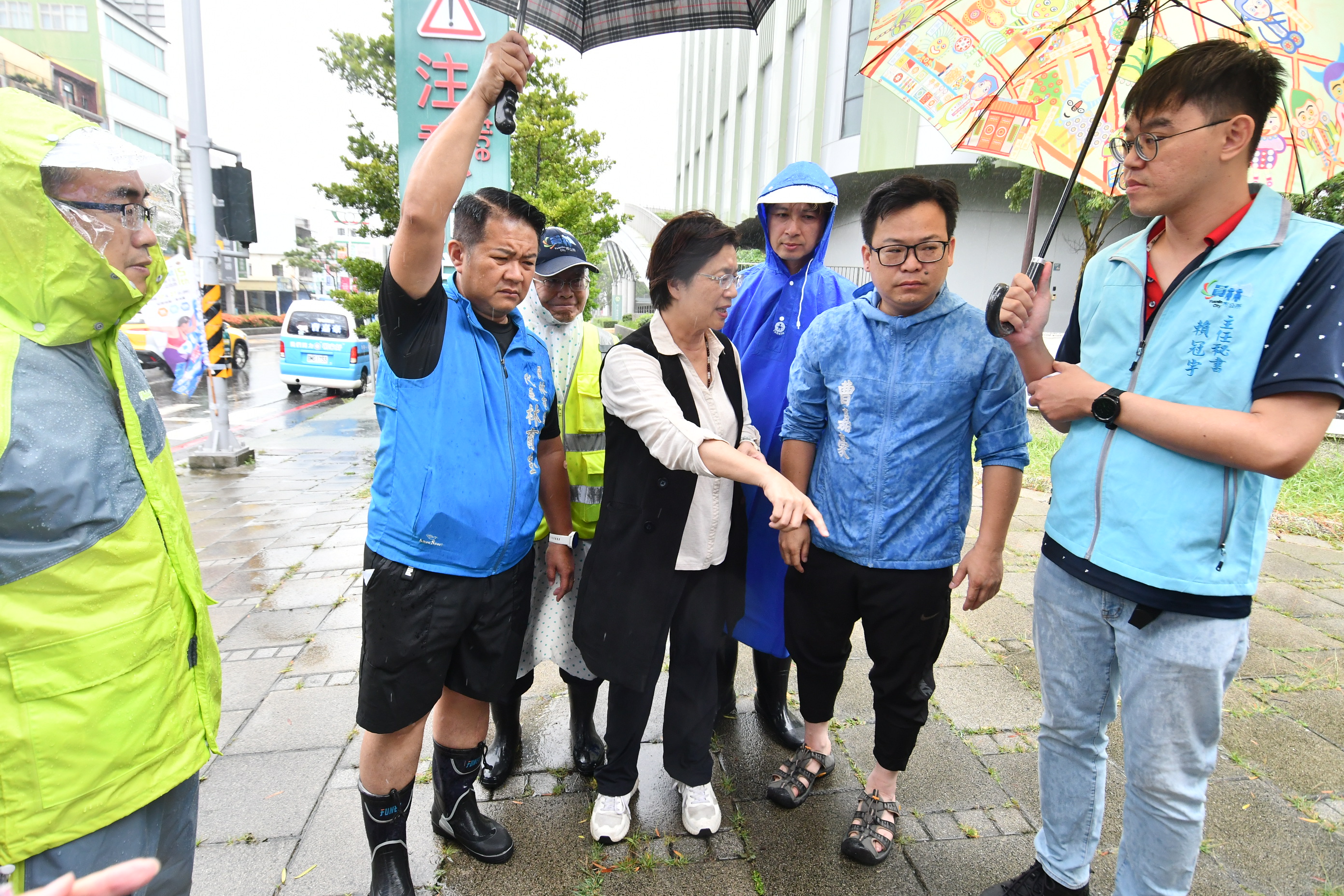▲凱米颱風來襲，彰化縣長王惠美視察確認龍燈公園滯洪池發揮功能，明顯改善了員林基督教醫院周邊易淹水的情況。（記者張溎壕攝）