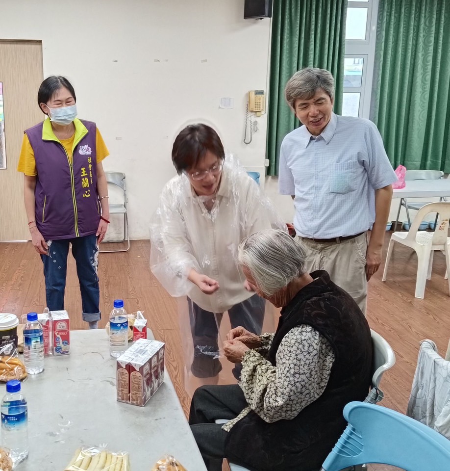 ▲凱米颱風侵襲，大城公所採取預防性撤離措施，彰化縣政府協助公所成立收容所及準備物資，社會處處長王蘭心也進駐收容所協助安頓及關懷居民。（縣府提供）