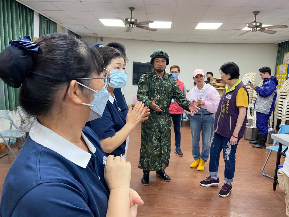 ▲凱米颱風侵襲，大城公所採取預防性撤離措施，彰化縣政府協助公所成立收容所及準備物資，社會處處長王蘭心也進駐收容所協助安頓及關懷居民。（縣府提供）