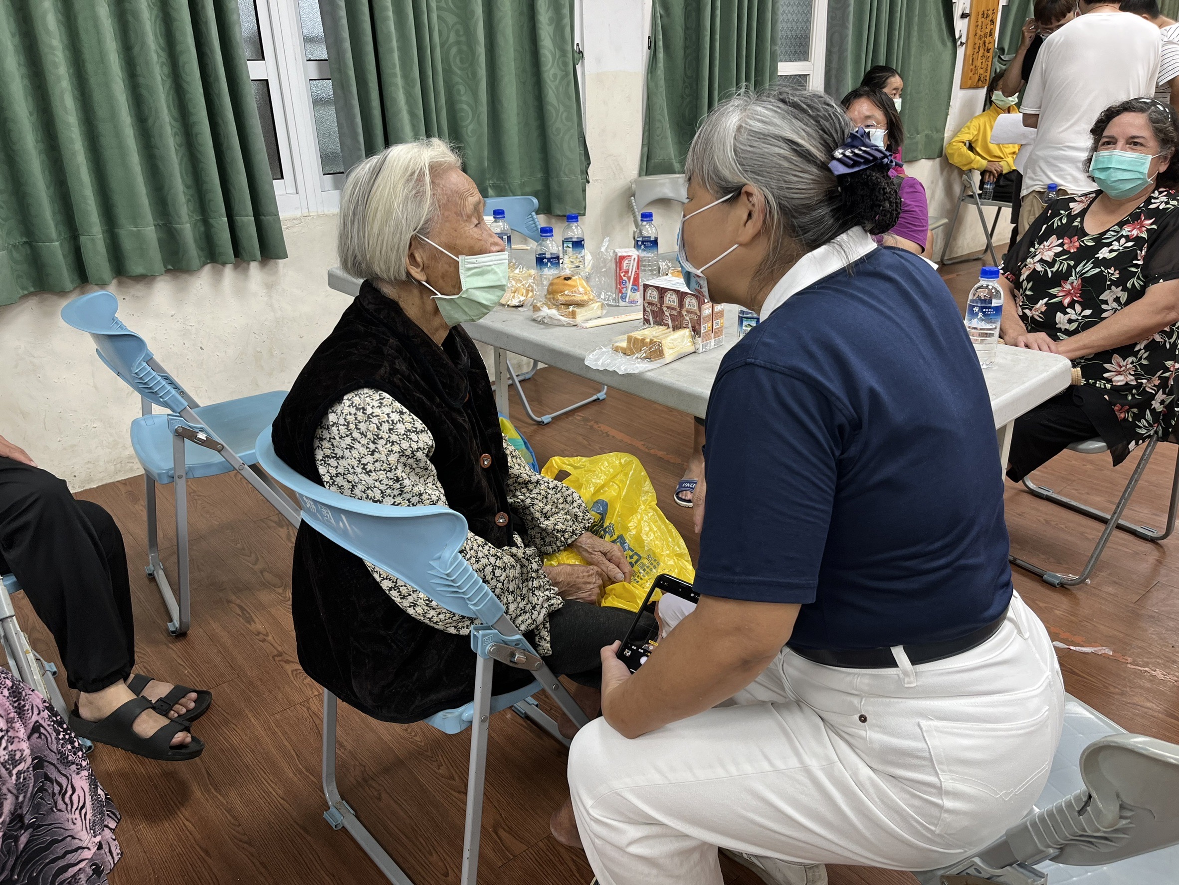 ▲凱米颱風侵襲，大城公所採取預防性撤離措施，彰化縣政府協助公所成立收容所及準備物資，社會處處長王蘭心也進駐收容所協助安頓及關懷居民。（縣府提供）