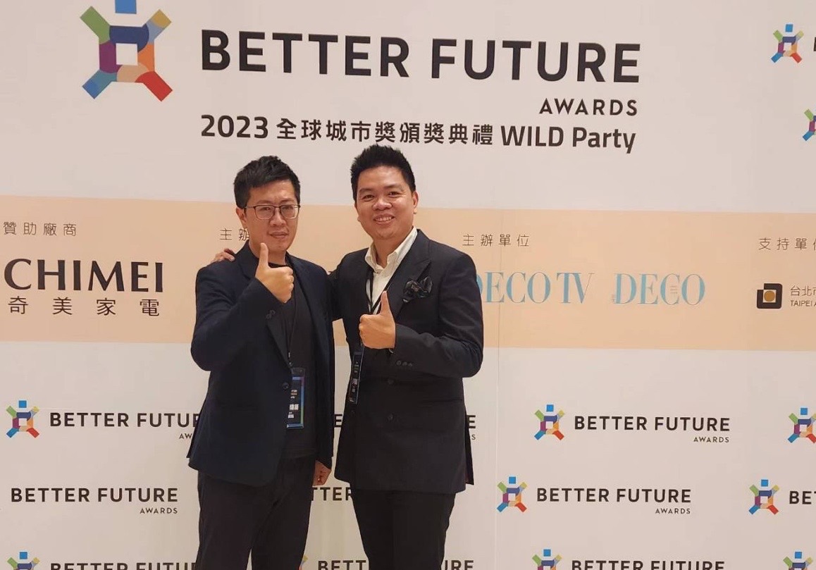可能是 2 個人和文字的圖像