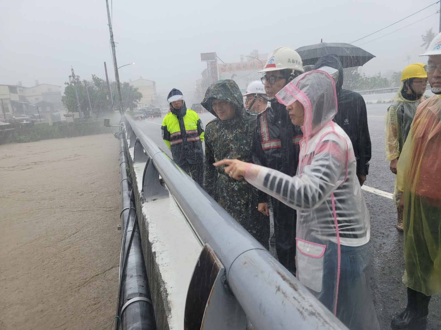 高雄累積雨量已破千毫米 陳其邁無畏風雨勘災