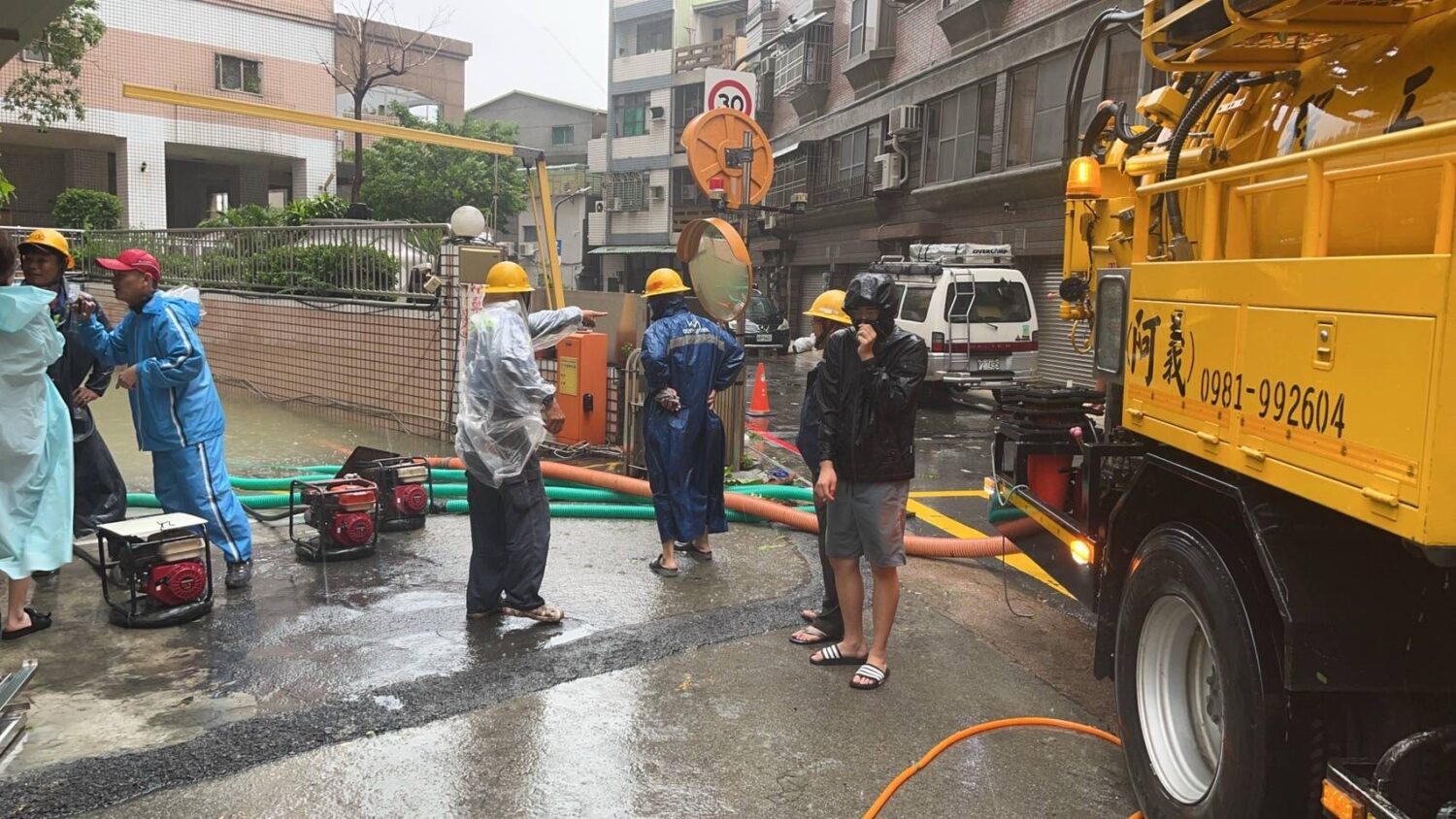 高雄市區多處淹水 電力搶修被迫放緩