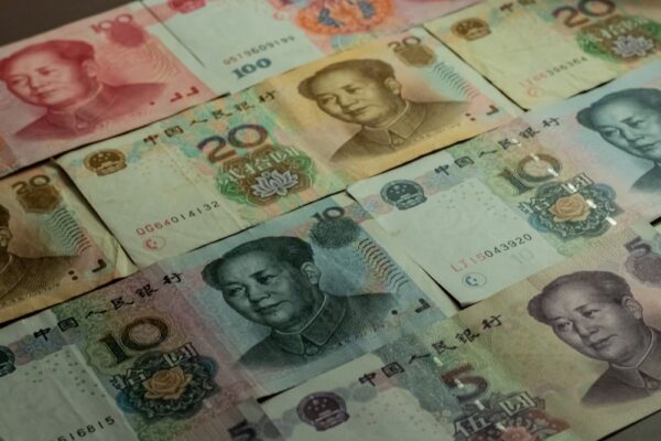 國人民銀行再次意外降息,進行2000億元人民幣一年期中期借貸便利(MLF)操作,中標利率下降20個基點至2.3%。圖/Mitchell Luo