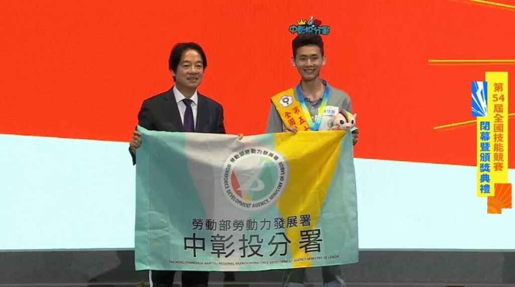 ▲賴清德總統頒發全國技能競賽工業機械職類金牌給中彰投分署產學訓學員黃信詒。(中彰投分署提供)