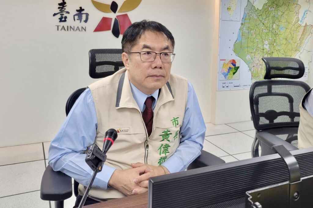 ▲臺南市長黃偉哲今早於應變中心主持工作會議,提醒市民朋友持續留意天氣情況,非必要請勿出門,並做好風雨防護措施。(臺南市政府提供)