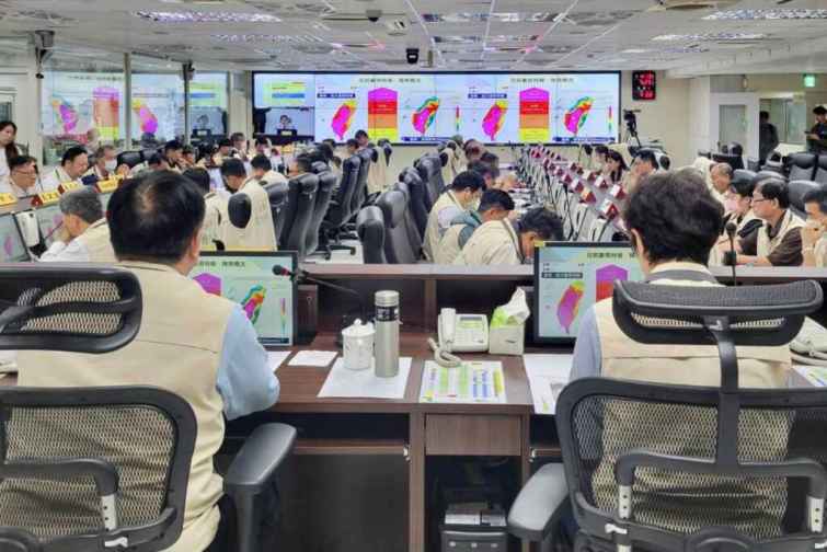▲臺南市長黄偉哲會中指示市府各單位嚴加戒備，保障市民生命財產安全，亦請民眾不要掉以輕心，切勿冒險海邊觀浪。（臺南市政府提供）