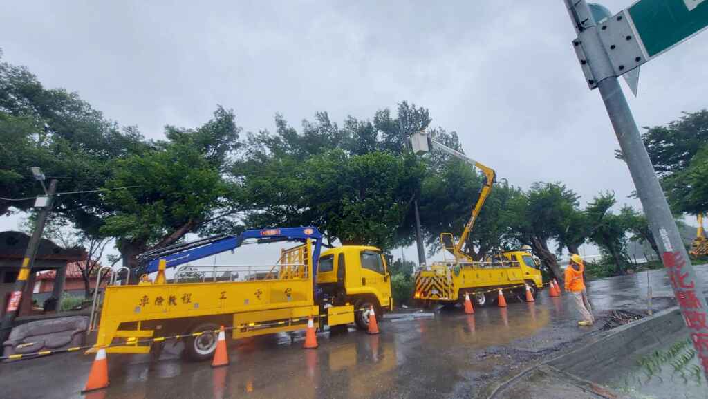 ▲受颱風與西南氣流旺盛水氣影響,彰化地區今日出現停電狀況,台電彰化區處已動員出勤搶修,截至中午12時,停電用戶數曾達23,086戶。(台電彰化區處提供)