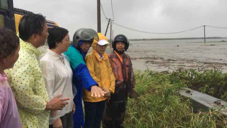 ▲大城出海口沿岸因颱風及年度大潮，水位持續上升，一早接獲通報後，現場水位已幾乎與堤面齊平，危及居民生命財產安全。（彰化縣政府提供）