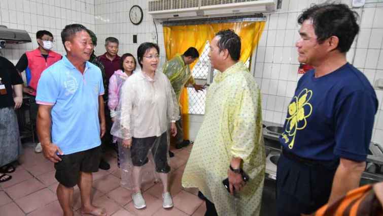 ▲彰化縣長王惠美前往西港國小、大城國小巡視安置居民作業，不僅請求國軍支援，同時指示社會處等相關單位協助安置及物資生活用品，慈濟師兄師姐也立即前來協助，公私協力，期望一起平安度過颱風。（彰化縣政府提供）