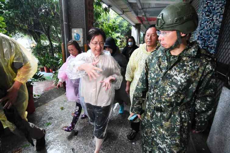 ▲彰化縣長王惠美與國軍協調。（彰化縣政府提供）