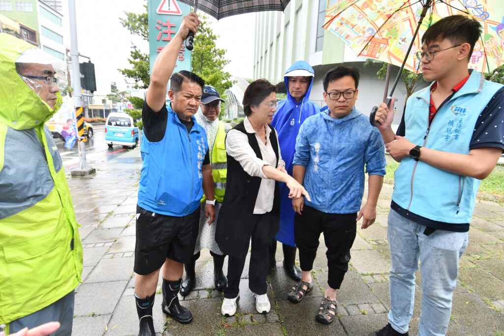 ▲彰化縣長王惠美今天與公所、民代前往視察員基周邊排水狀況,龍燈公園滯洪池及C幹線周邊排水完工,在縣政府依計畫推動下,逐步改善淹水情形,目前已經有顯著的改善成效。(彰化縣政府提供)