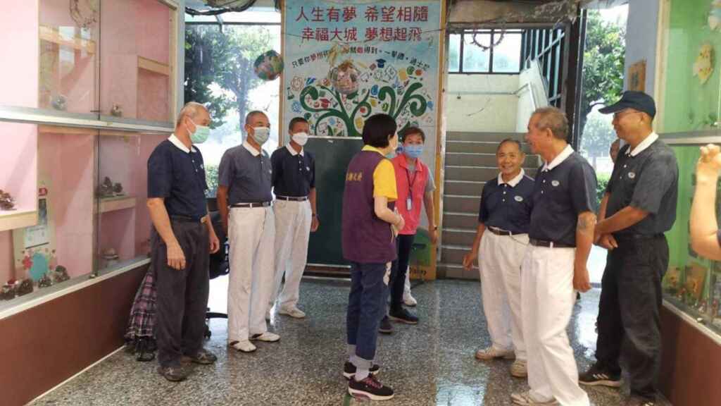 ▲大城鄉公所預防性撤離村民安置,彰化縣政府社會處王蘭心處長及同仁進駐收容所協助安頓及關懷居民,彰化慈濟志工動員關懷送上物資,守護民眾平安度過颱風。(彰化慈濟志工提供)