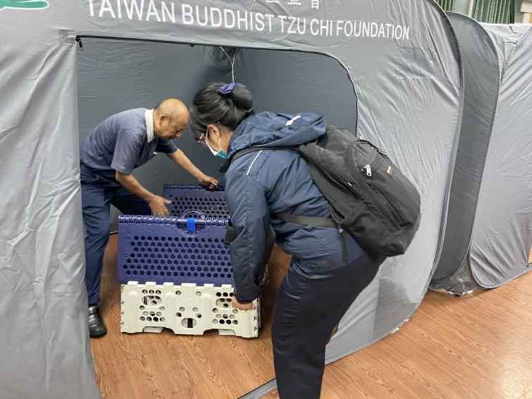 ▲慈濟志工安設福慧床，提供民眾躺臥休息。（彰化慈濟志工提供）