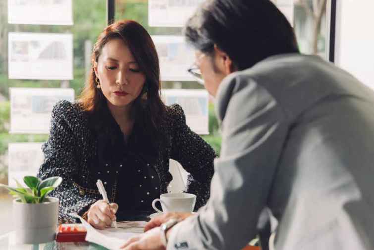 ▲（逆光電影股份有限公司提供）陳庭妮對面副總的熱烈追求,一度深陷其中,發現對方早有女友決定斬斷渣男。