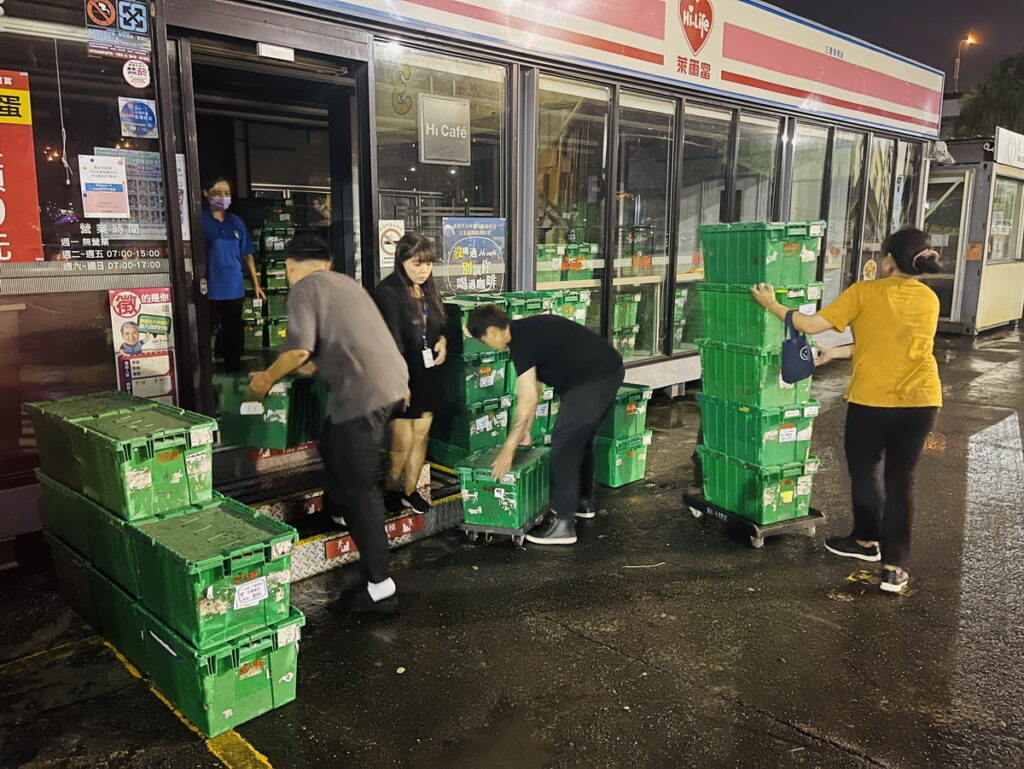 門市人員正趕工將機台復原、商品上架中