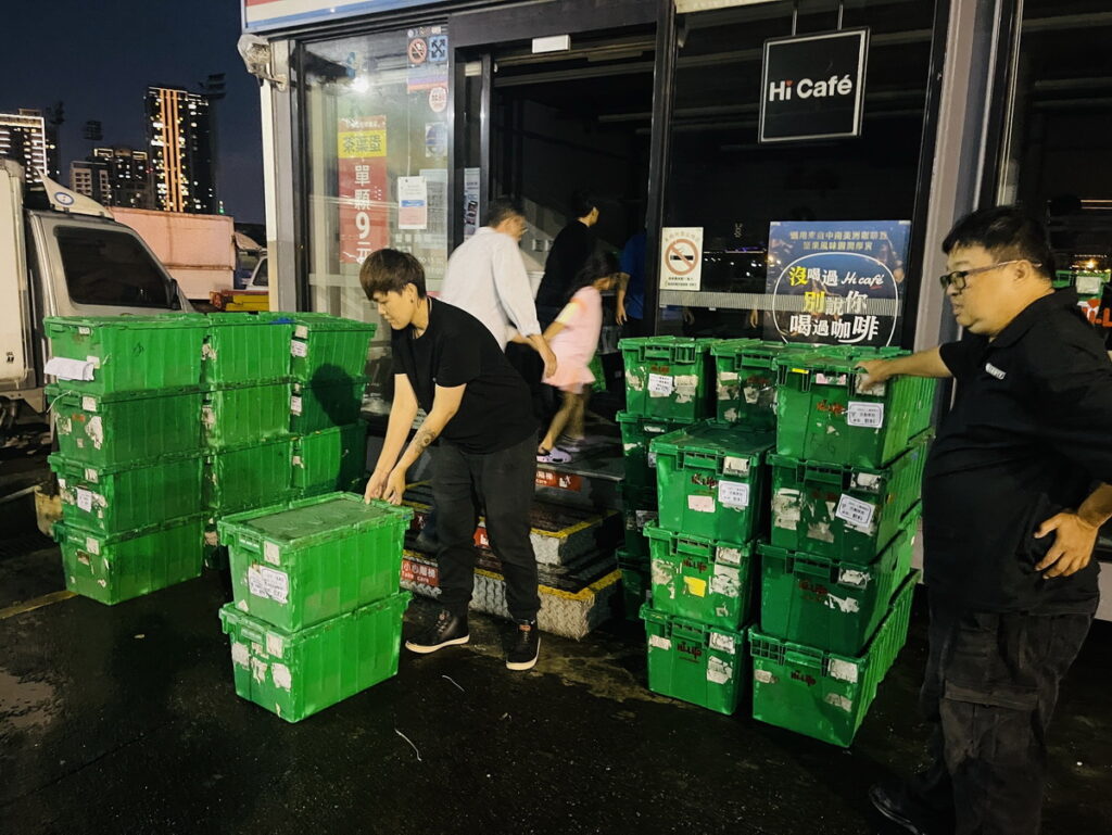 門市人員正趕工將機台復原、商品上架中