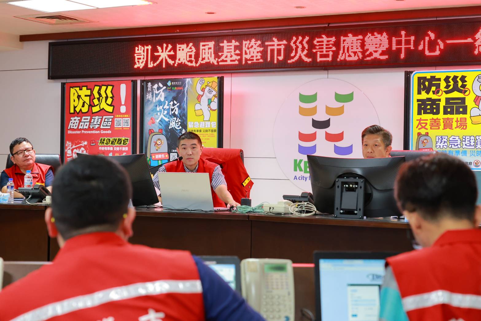 謝國樑持續坐鎮颱風應變中心 籲民眾警報解除前非必要勿外出 204 謝國樑持續坐鎮颱風應變中心 籲民眾警報解除前非必要勿外出 203