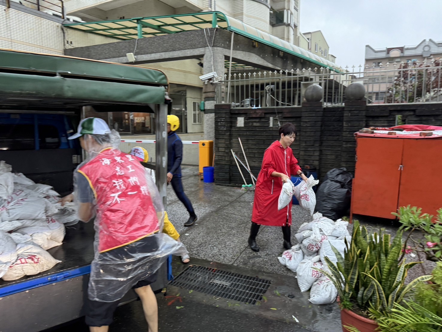凱米導致台南多起淹水災情 陳亭妃親抵現場調度沙包、抽水機 214 凱米導致台南多起淹水災情 陳亭妃親抵現場調度沙包、抽水機 213