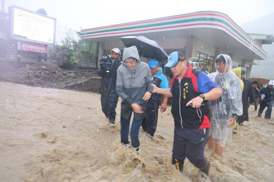 不畏凱米強颱風狂雨驟 許淑華前往信義水里投市勘災