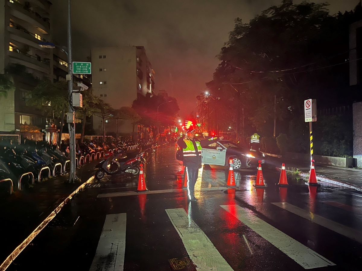 員警夜間持續協助管制交通。(記者薛秀蓮翻攝)