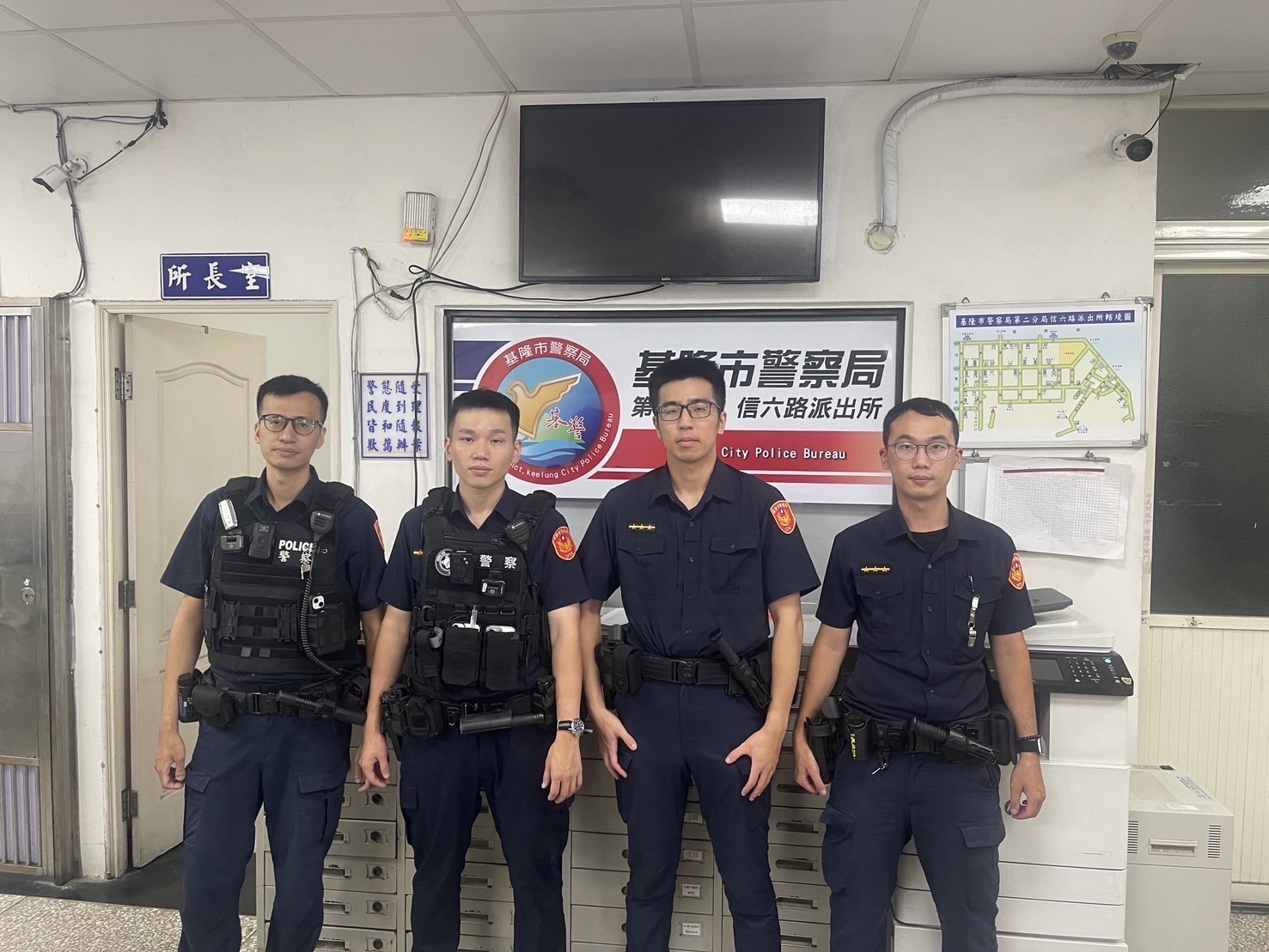 基隆市警察局第二分局信六路派出所警員黃瑞渝、林杞強、劉子郡、方伯瑋（左至右）。（記者薛秀蓮翻攝)