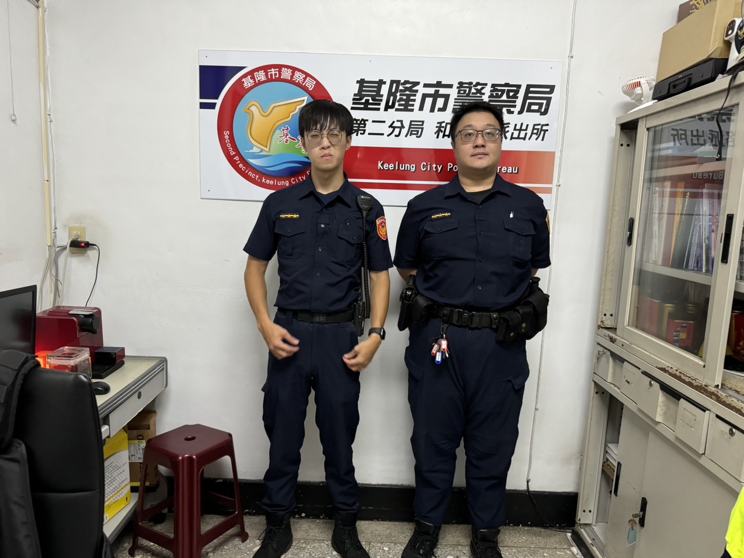 基隆市警察局第二分局和一路派出所警員呂佳駿、潘禹叡(左至右)。(記者薛秀蓮翻攝)