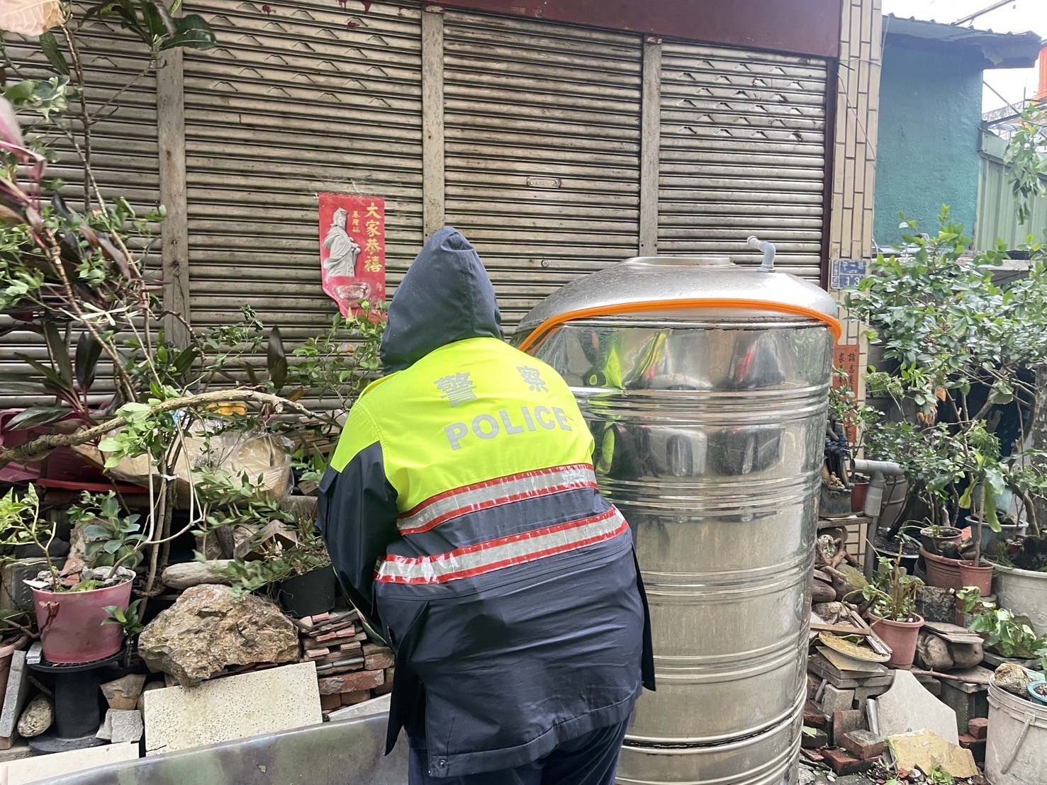 現場移置掉落水塔。(記者薛秀蓮翻攝)
