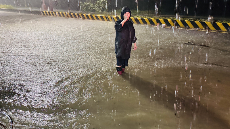 颱風凱米帶來驚人雨量,南彰化地區25日多處出現積淹水,其中芳苑鄉永興村部分路段水深一度淹至小腿。圖/中央社