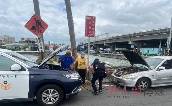 颱風天汽車電瓶沒電 北港警接電救車恢復行駛