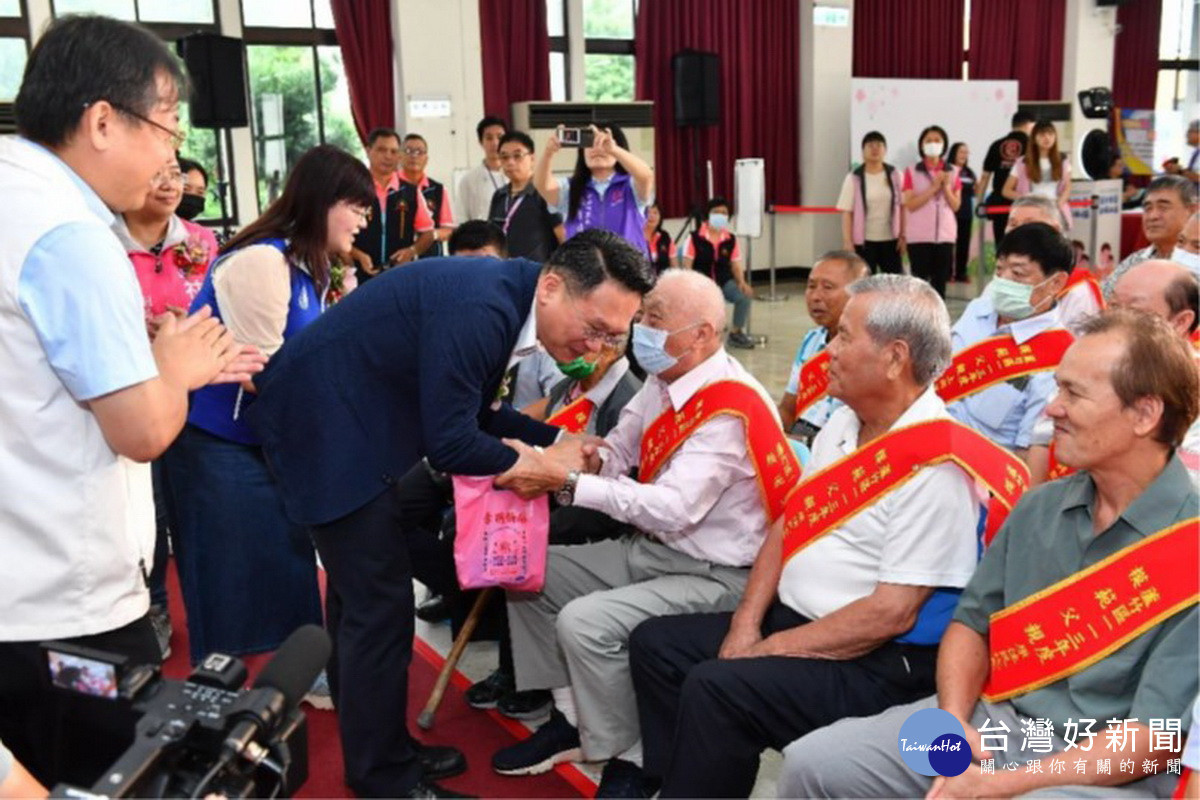 桃園市副市長蘇俊賓向模範父親們表達敬意與祝福。<br /><br />