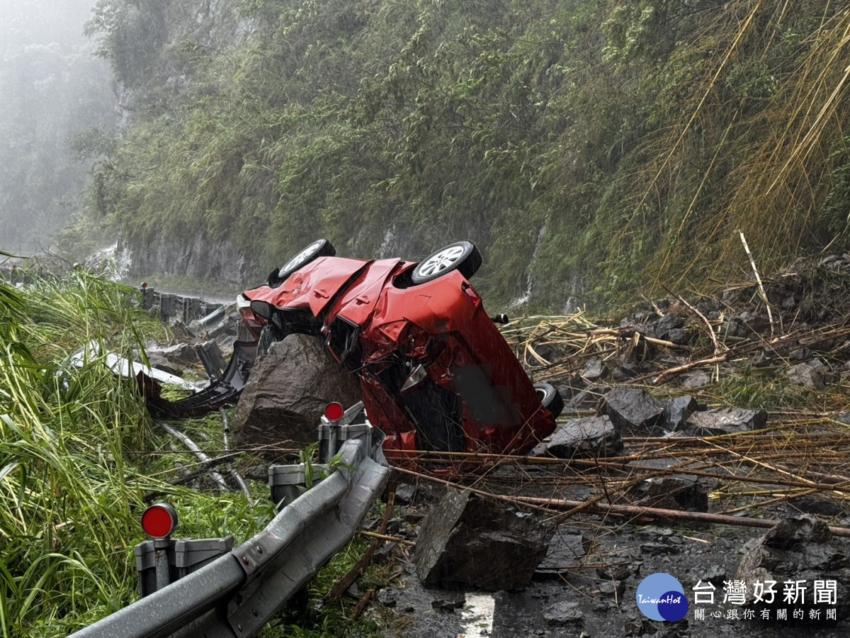 嘉義阿里山林鐵何姓班長開車返家途中遭巨大落石擊中／嘉縣消防局提供