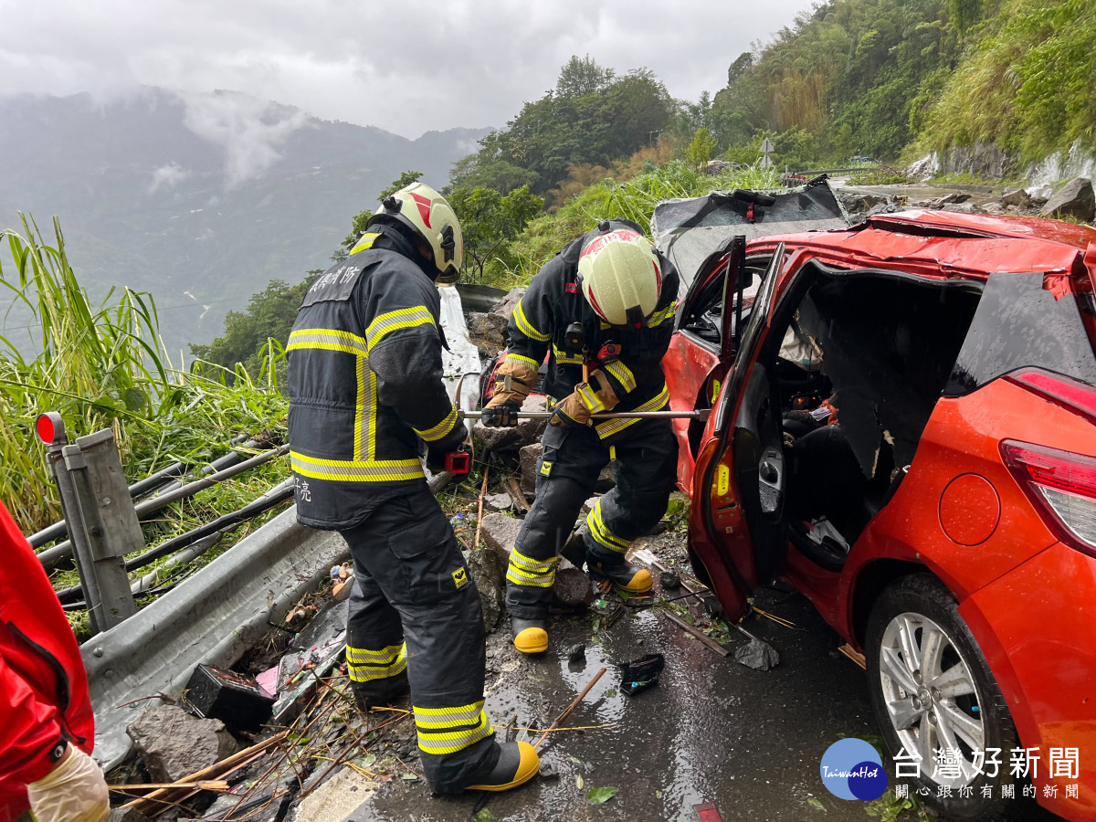 嘉義阿里山林鐵何姓班長開車返家途中遭巨大落石擊中/嘉縣消防局提供
