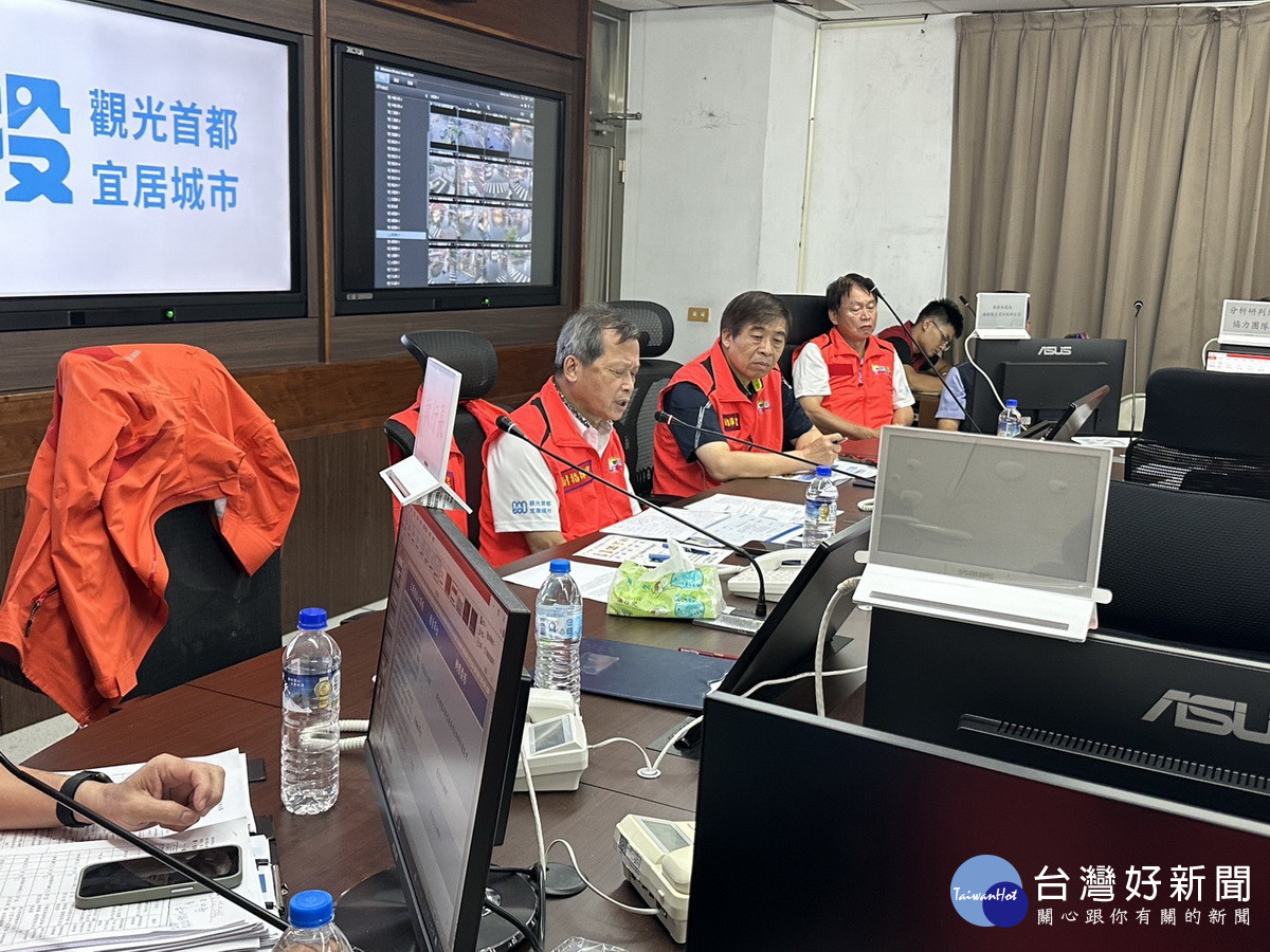 王副縣長主持災害應變會議。（記者扶小萍攝）