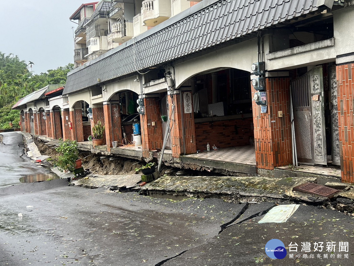 民宅前道路下陷。(縣府提供)