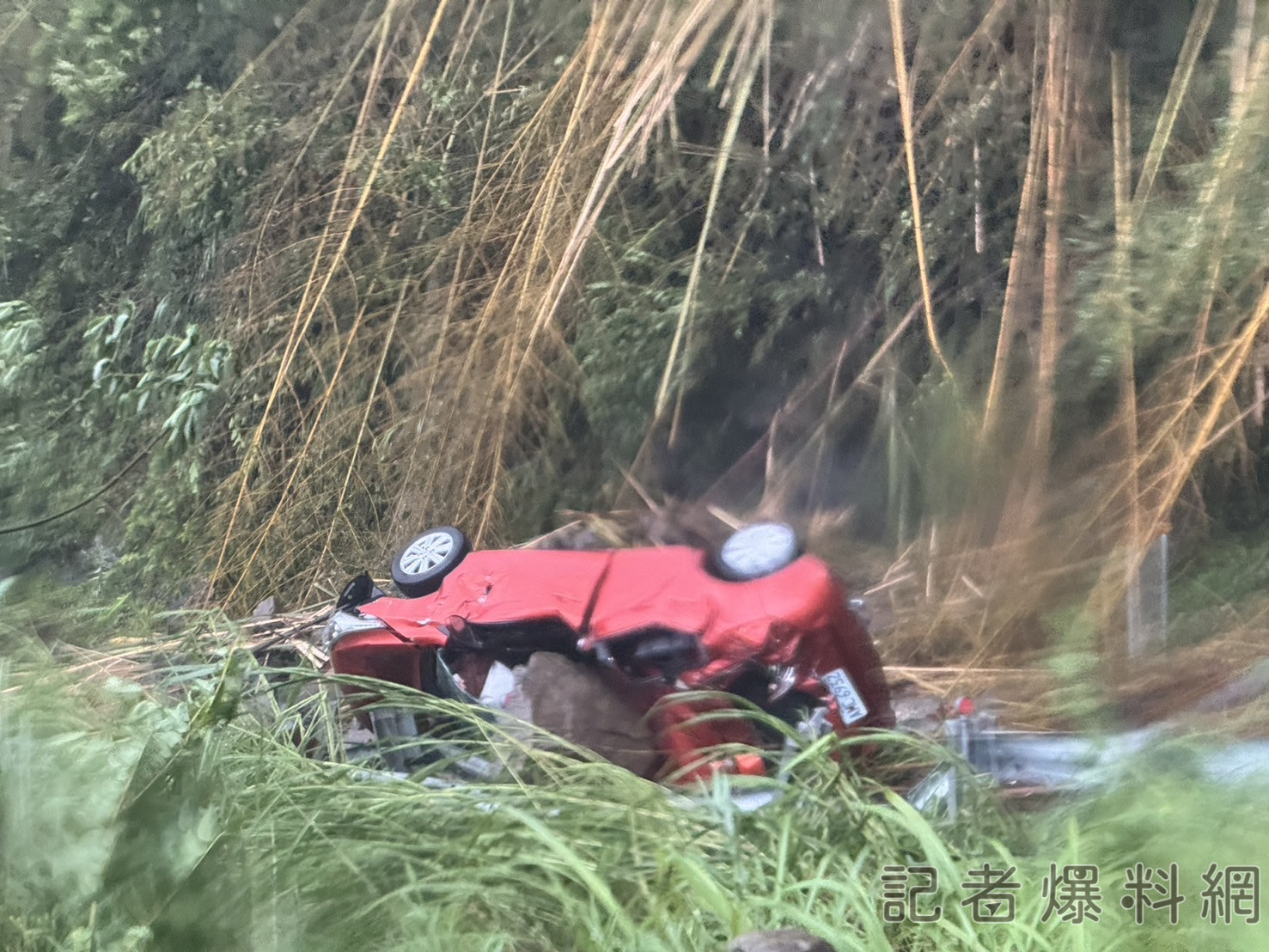 阿里山林鐵班長留守請假下山途中 遭巨石擊中人受困凹陷變形車內