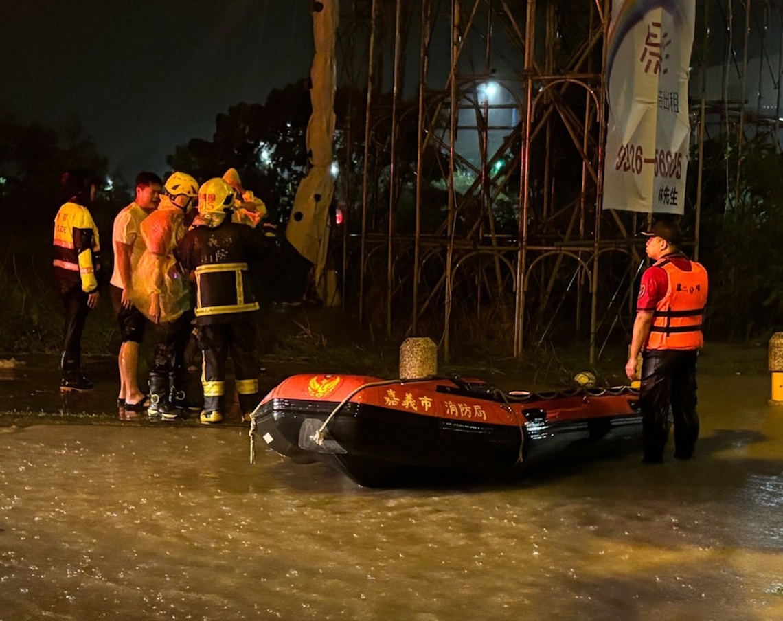 強颱凱米侵襲有災情,嘉市警冒雨守護揪甘心