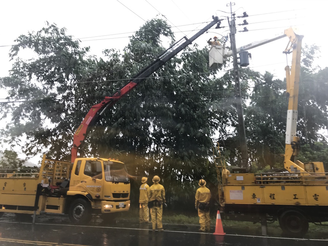 凱米颱風重創嘉義山區 造成嘉義3萬6千餘戶停電 仍有6千餘戶待復電 台電調派跨區人力積極搶修