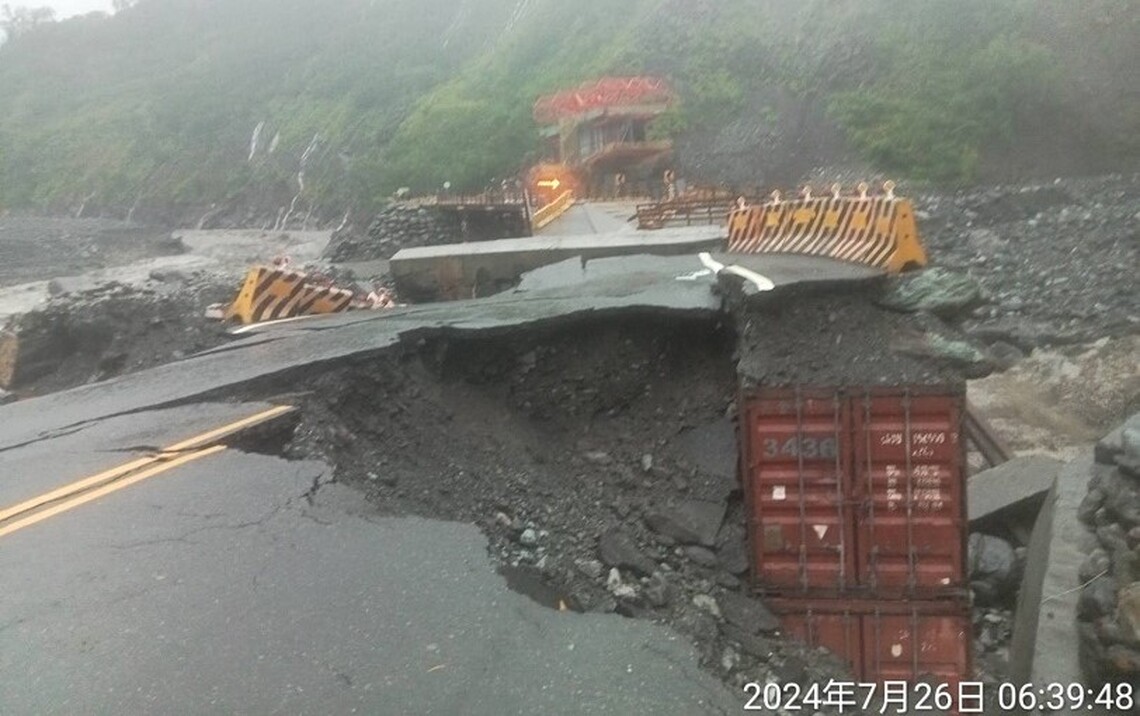 明霸克露橋部分橋面遭土石掩埋及鋼便橋引道流失 道路阻斷 公路局預警封閉無人傷亡
