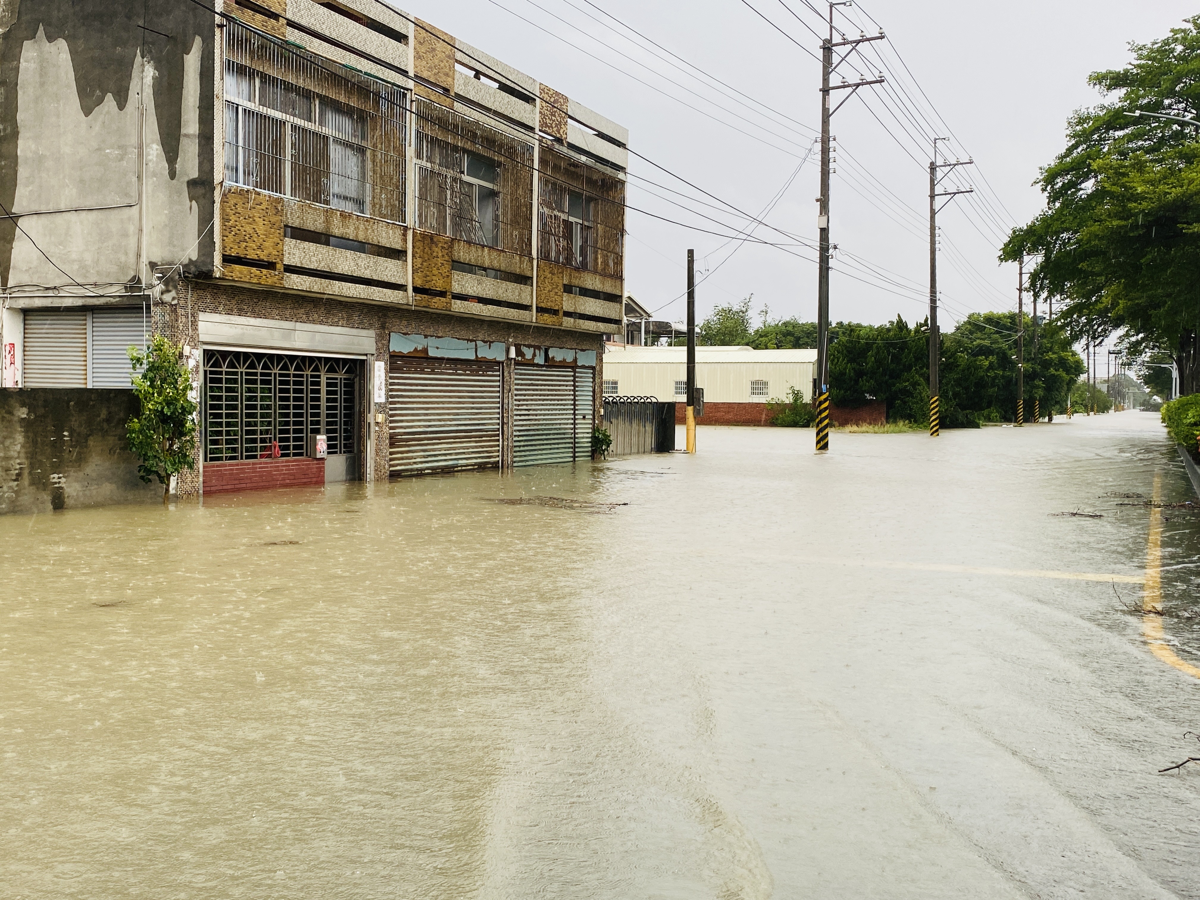 ▲元長工業區有不少工廠及住家受到強降雨影響,幾乎是汪洋一片。(記者陳雅琪攝)