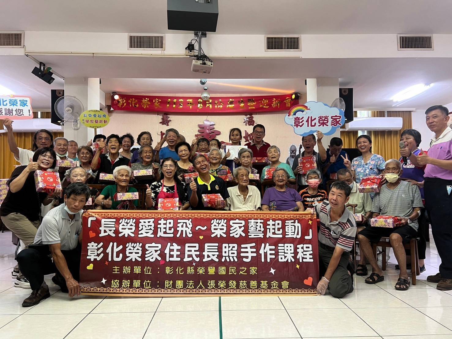 ▲彰化榮家邀請樂多自助手作坊屈阿貞老師,教導長輩製作消暑甜點「綠豆糕」,大家一同學習,享受烘焙樂趣,好玩又好吃。(記者張溎壕攝)