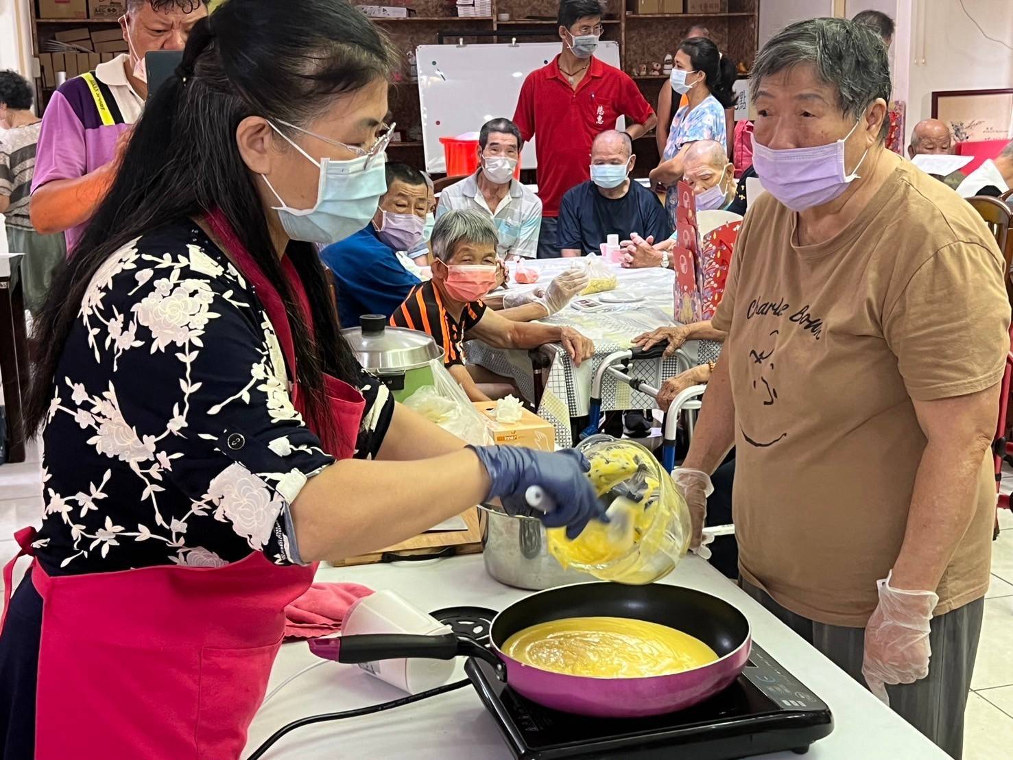 ▲彰化榮家邀請樂多自助手作坊屈阿貞老師，教導長輩製作消暑甜點「綠豆糕」，大家一同學習，享受烘焙樂趣，好玩又好吃。（記者張溎壕攝）